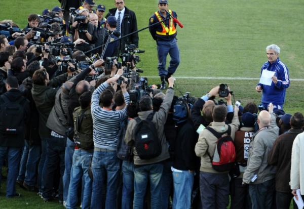 Le sélectionneur de l'équipe de France Raymond Domenech face aux journalistes lors de l'épisode de la grève des joueurs au Mondial-2010 à Knysna