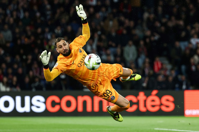 Gianluigi Donnarumma en action lors du match entre le PSG et l'Olympique Lyonnais au Parc des Princes à Paris le 21 avril 2024