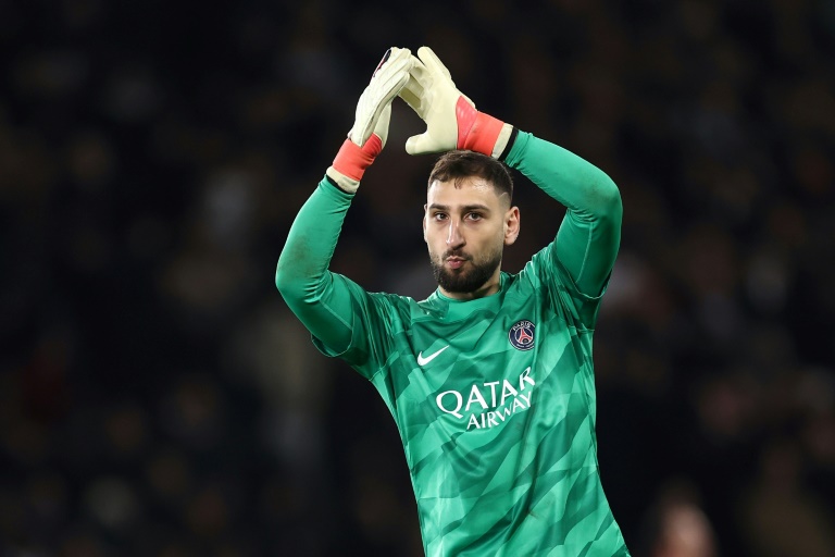 Gianluigi Donnarumma fête la victoire du PSG contre la Real Sociedad au Parc des Princes le 14 février 2024 à Paris
