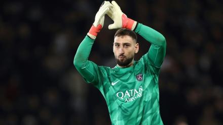 Gianluigi Donnarumma fête la victoire du PSG contre la Real Sociedad au Parc des Princes le 14 février 2024 à Paris