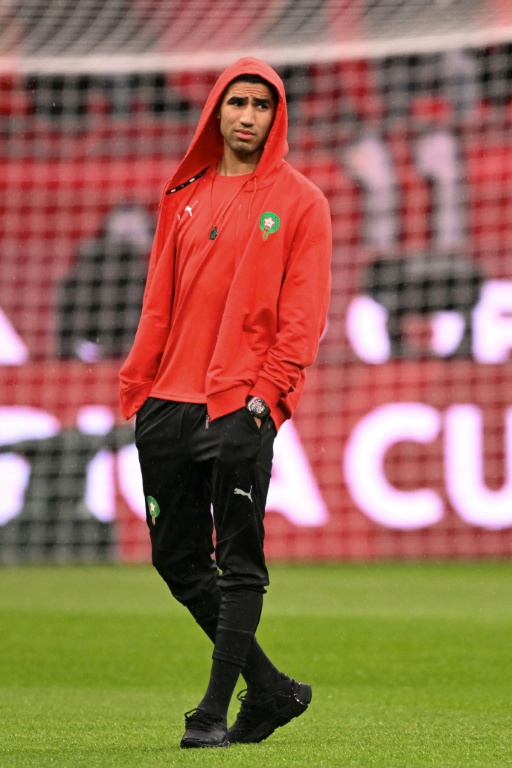 Achraf Hakimi sur la pelouse du stade Prince Moulay Abdallah avant le match d'ouverture de la CAN remporté 2-0 par le Maroc face aux Comores le 21 décembre 2025. Le latéral droit des Lions de l'Atlas et du Paris SG, sérieusement blessé à une cheville en novembre, se dit prêt mais il a été préservé pour ce premier match

