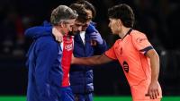L'attaquant du PSG Khvicha Kvaratskhelia (c) quitte la pelouse après s'être blessé au genou droit lors du match contre le FC Barcelone, réconforté par Xavi Espart, le 20 octobre 2026 au Parc des Princes
