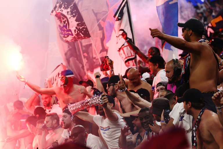 La joie des supporters parisiens après la victoire du Paris SG en finale de la Ligue des champions contre Arsenal, le 30 mai 2026 à Budapest