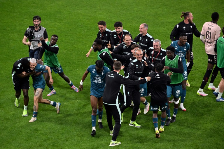 La joie des Messins qui remontent en Ligue 1 après leur succès en barrage retour à Reims, le 29 mai 2025