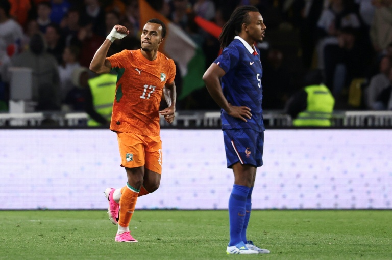 Le défenseur ivoirien Guéla Doué et le défenseur français Jules Koundé lors de la victoire de la Côte d'Ivoire face à la France en match de préparation, le 4 juin 2026 à Nantes