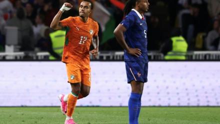 Le défenseur ivoirien Guéla Doué et le défenseur français Jules Koundé lors de la victoire de la Côte d'Ivoire face à la France en match de préparation, le 4 juin 2026 à Nantes