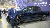 Le patron de Ford Jim Farley devant un F-150 Lightning tout-électrique