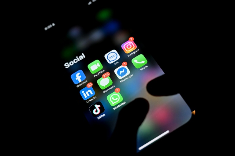 Pouvoir joindre son enfant par téléphone tout en le protégeant des écrans : face aux volontés parfois contradictoires de nombreux parents, des acteurs de la tech, des télécoms aux fabricants de smartphones, proposent désormais des offres dédiées aux plus jeunes