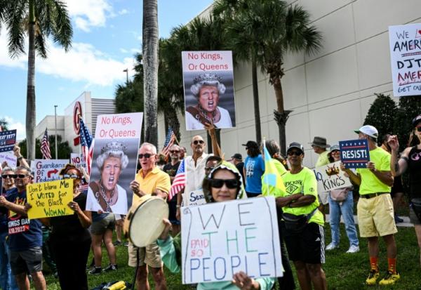 Des manifestants participant à un défilé "No kings" ("Pas de rois") contre Donald Trump, dans la capitale américaine Washington le 18 octobre 2025