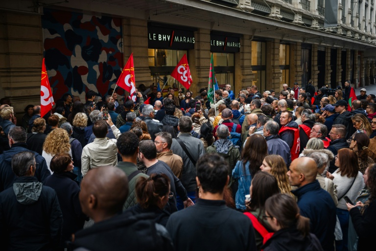 Des salariés du BHV manifestent contre l'arrivée de Shein devant le magasin, le 10 octobre 2025 à Paris