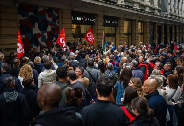 Des salariés du BHV manifestent contre l'arrivée de Shein devant le magasin, le 10 octobre 2025 à Paris