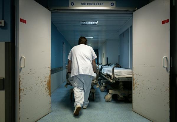 Aux urgences de l'hôpital Pellegrin de Bordeaux, en pleine canicule, le 23 juin 2026