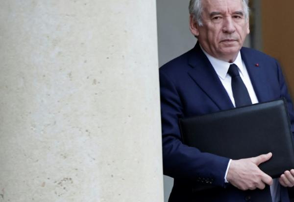 Le Premier ministre François Bayrou quitte le Palais présidentiel de l'Elysée après la réunion hebdomadaire de son cabinet, le 21 avril 2025