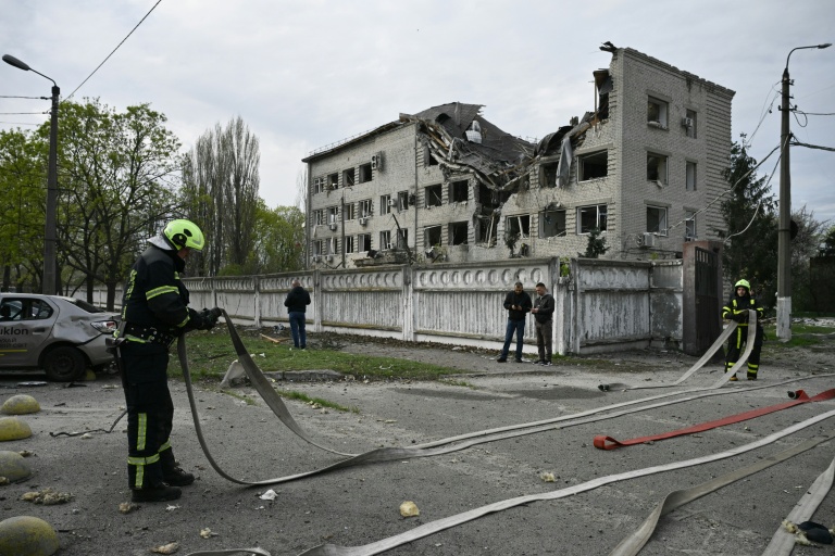 Des pompiers ukrainiens interviennent sur un site touché par une frappe russe, à Kiev le 16 avril 2026