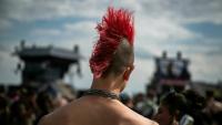 Un des participants à une free party sur un site militaire à Cornusse, près de Bourges, le 1er mai 2026 dans le Cher