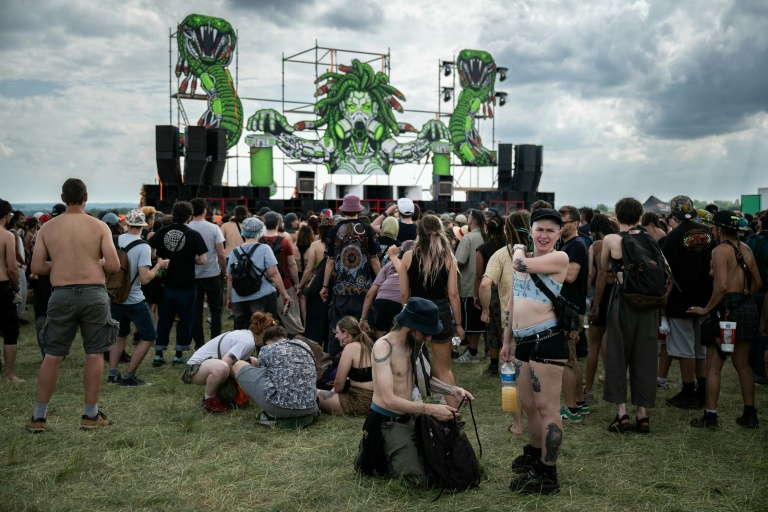 Des participants à une free party sur un site militaire à Cornusse, près de Bourges, le 1er mai 2026 dans le Cher