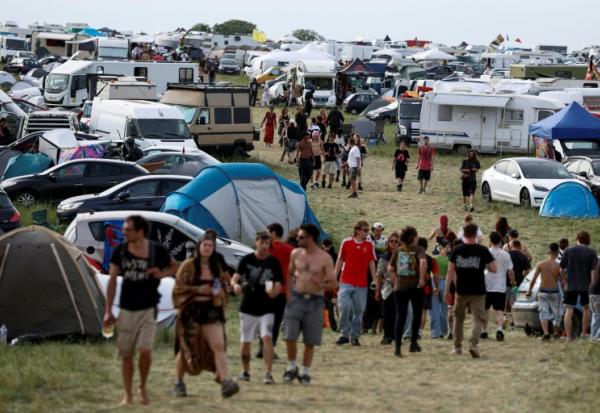 Des participants à la free party à Cornusse, dans le Cher, le 2 mai 2026