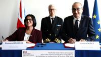 La ministre de l'Intérieur britannique Shabana Mahmood et son homologue français Laurent Nunez (d) à Loon-Plage, lors de la signature d'un accord contre l'immigration irrégulière et les traversées, le 23 avril 2026 dans le nord de la France
