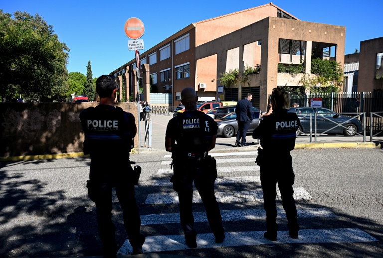 Des policiers devant le collège Joseph-Lakanal à Aubagne, après que le principal et une enseignante ont été blessés par un tir de fusil de chasse, le 12 octobre 2026 dans les Bouches-du-Rhône
