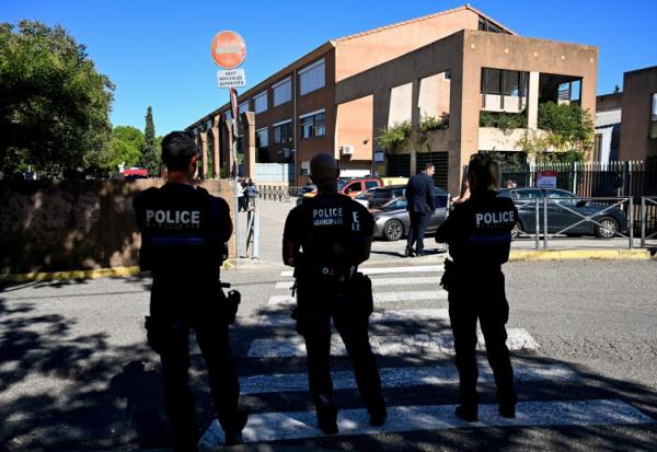 Des policiers devant le collège Joseph-Lakanal à Aubagne, le 12 octobre 2026