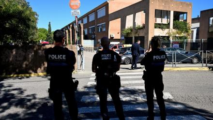 Des policiers devant le collège Joseph-Lakanal à Aubagne, le 12 octobre 2026