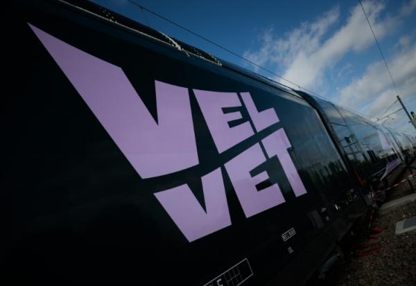 Le logo de la nouvelle compagnie ferroviaire Velvet près de la Rochelle, le 16 avril 2026