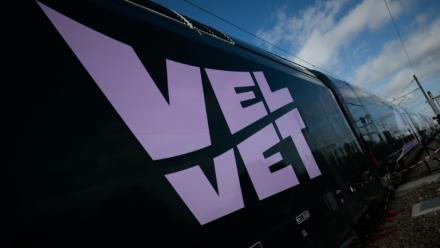 Le logo de la nouvelle compagnie ferroviaire Velvet près de la Rochelle, le 16 avril 2026