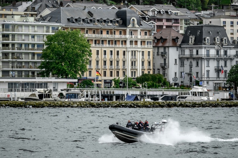 Des policiers français des CRS patrouillent sur le lac Léman le 10 juin 2026
