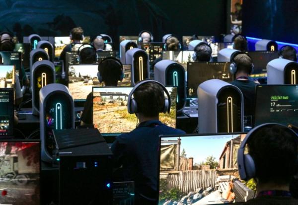 Des visiteurs testent les dernières nouveautés vidéoludiques lors du salon Gamescom, à Cologne (Allemagne), le 25 août 2024.