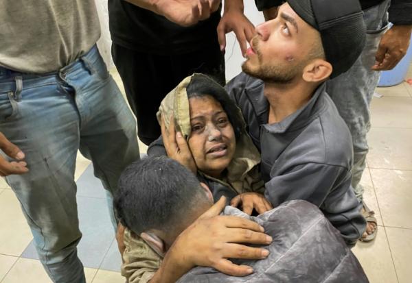Des Palestiniens blessés dans des frappes israéliennes à Khan Younès transportés à l'hôpital Nasser dans le sud de la bande de Gaza, le 3 juin 2025