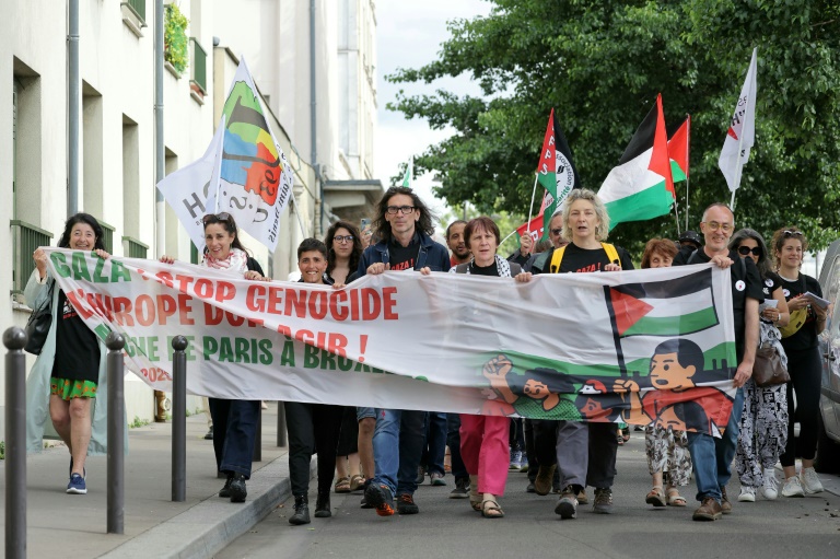L'actrice française Corinne Masiero (2e à d) participe à une marche vers Bruxelles visant à faire pression sur l'Europe pour qu'elle agisse pour faire cesser la guerre à Gaza, le 15 juin 2025 à Paris