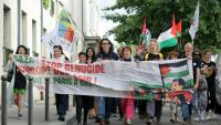 L'actrice française Corinne Masiero (2e à d) participe à une marche vers Bruxelles visant à faire pression sur l'Europe pour qu'elle agisse pour faire cesser la guerre à Gaza, le 15 juin 2025 à Paris