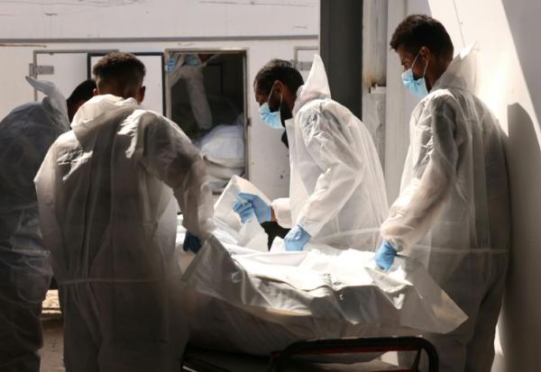 Des employés de l'hôpital Nasser à Khan Younès dans le sud de la bande de Gaza transportent l'une des dépouilles remises à Gaza par les autorités israéliennes, via la Croix-Rouge, le 31 octobre 2025