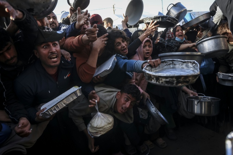 Distribution alimentaire dans le camp de Khan Younès, dans la bande de Gaza, le 26 février 2026