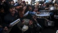 Distribution alimentaire dans le camp de Khan Younès, dans la bande de Gaza, le 26 février 2026