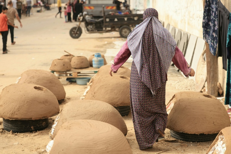 Fabrique de fours en terre pour pallier l'absence de gaz, à Gaza, le 12 novembre 2023