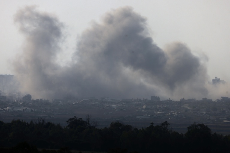 De la fumée s'élève de Gaza lors de frappes israéliennes le 10 août 2025 