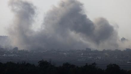 De la fumée s'élève de Gaza lors de frappes israéliennes le 10 août 2025 