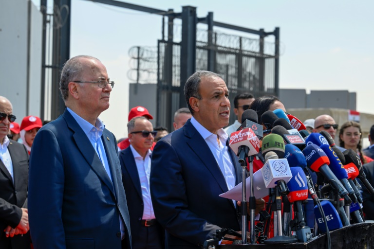 Le ministre égyptien des Affaires étrangères, Badr Abdelatty (c), lors d'une conférence de presse en présence du Premier ministre palestinien Mohammad Mustafa (g), du côté égyptien du point de passage de Rafah, le 18 août 2028