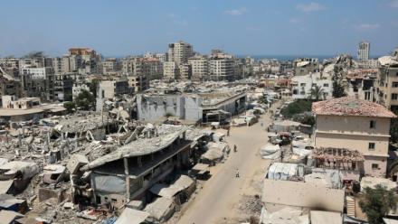 Vue générale de bâtiments détruit à Gaza, le 18 août 2025