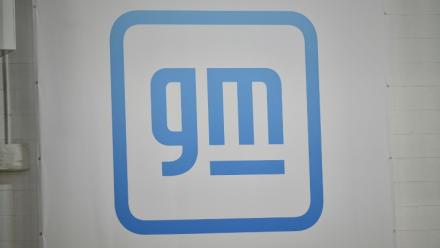 Le logo du constructeur automobile américain General Motors, sur le mur d'une de ses usines à Détroit (Michigan), le 17 novembre 2021