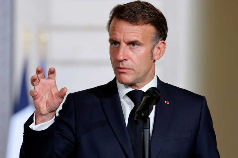 Le président français Emmanuel Macron s'exprime à l'issue d'une réunion à l'Elysée, à Paris, le 1er juin 2026