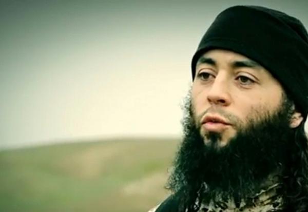 Image prise le 10 mars 2015 à partir d'une vidéo qui aurait été publiée par le groupe État islamique (EI) via Al-Furqan Media, l'une des plateformes jihadistes utilisées par l'EI sur le web, montrant le jihadiste français Sabri Essid alors qu'il s'adresse à une caméra en français dans un lieu non divulgué