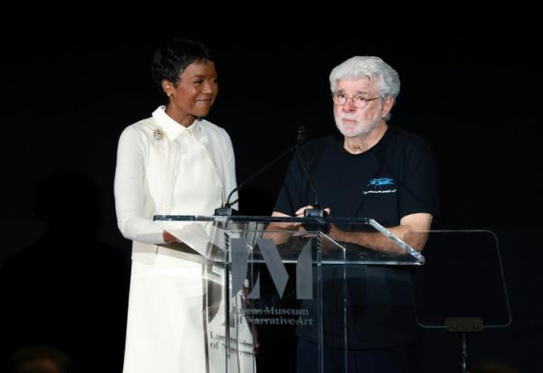 Les cofondateurs du Lucas Museum of Narrative Art, Mellody Hobson (gauche) et George Lucas au cours d'une présentation à la presse du musée à Los Angeles, le 2 septembre 2026