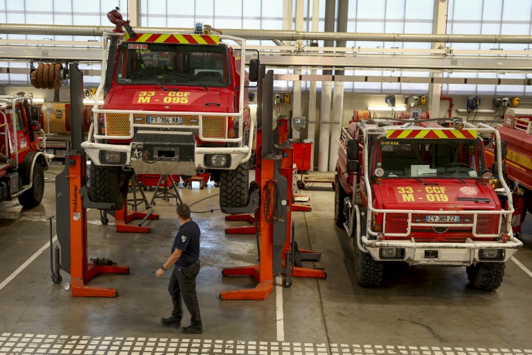 Des camions de pompiers endommagés par les incendies de forêt de l'été, en réparation dans l'atelier de logistique et de maintenance du SDIS 33, le 16 septembre 2026 à Bordeaux, en Gironde
