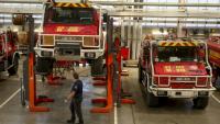 Des camions de pompiers endommagés par les incendies de forêt de l'été, en réparation dans l'atelier de logistique et de maintenance du SDIS 33, le 16 septembre 2026 à Bordeaux, en Gironde