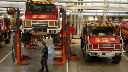 Des camions de pompiers endommagés par les incendies de forêt de l'été, en réparation dans l'atelier de logistique et de maintenance du SDIS 33, le 16 septembre 2026 à Bordeaux, en Gironde
