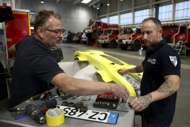 Des mécaniciens réparent un camion de pompiers endommagé par les incendies de forêt de l'été, dans l'atelier de logistique et de maintenance du SDIS 33 à Bordeaux, le 16 septembre 2026 en Gironde