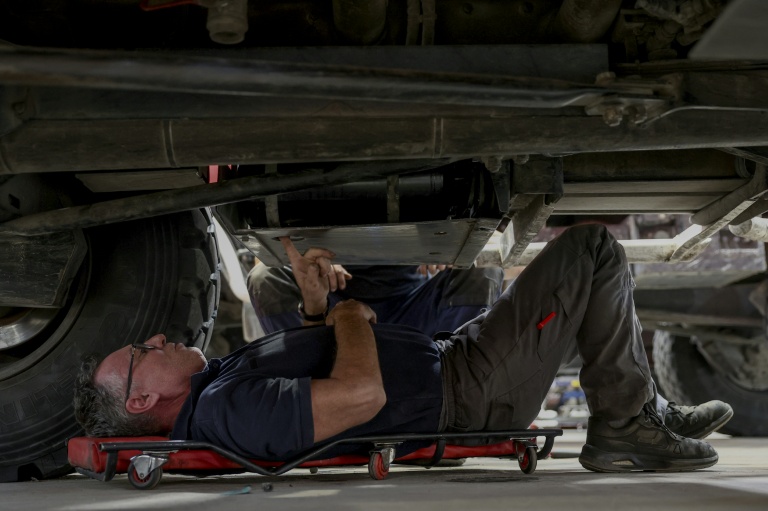 Un mécanicien répare un camion de pompiers endommagé par les incendies de forêt de l'été, dans l'atelier de logistique et de maintenance du SDIS 33 à Bordeaux, le 16 septembre 2026 en Gironde