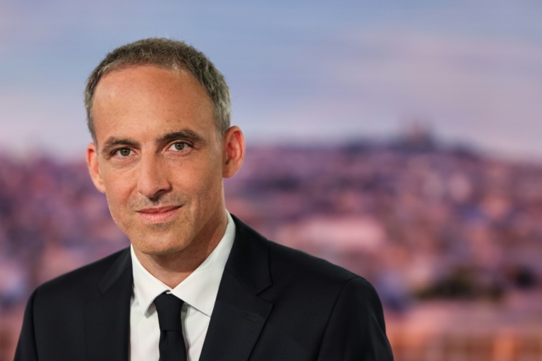 L'eurodéputé Raphaël Glucksmann pose sur le plateau du 20h de TF1 le 26 mai 2026 à Boulogne-Billancourt, près de Paris